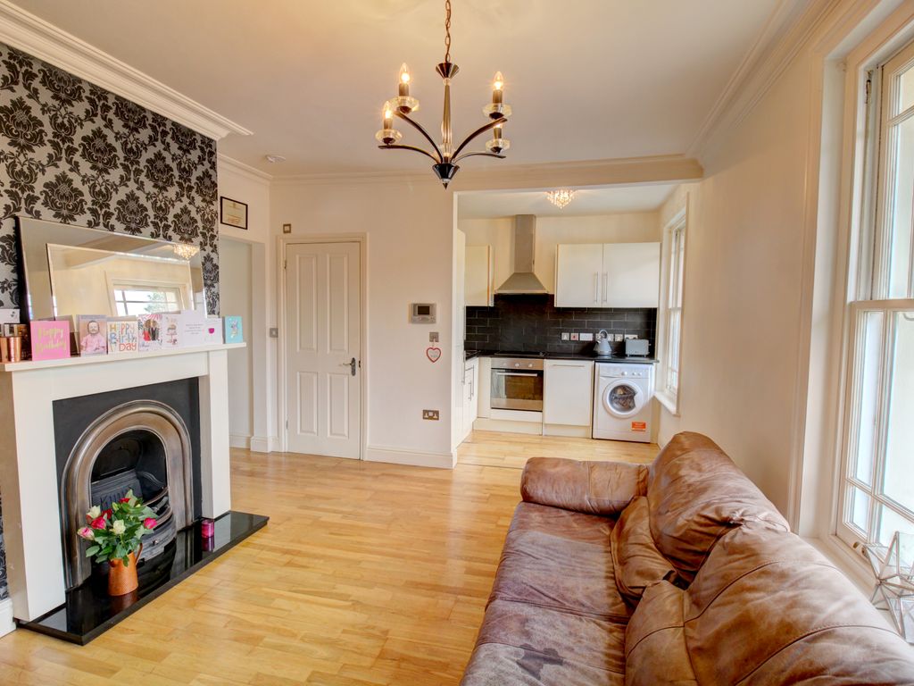 1 bed flat for sale in London Road, Redhill RH1, £220,000