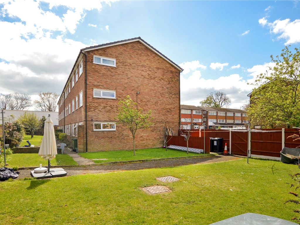 2 bed flat for sale in The Cedars, Dunstable, Bedfordshire LU6, £200,000