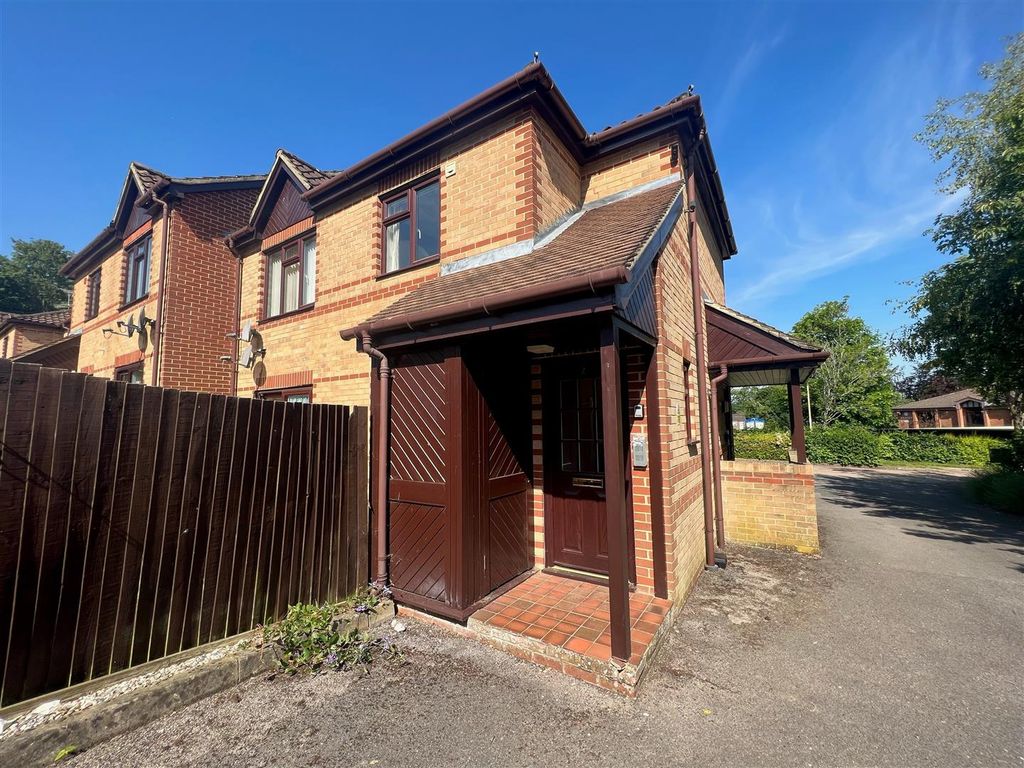 2 bed property for sale in Gershwin Court, Basingstoke RG22, £120,000