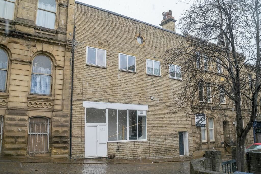 2 bed flat for sale in Bond Street, Dewsbury WF13, £55,000