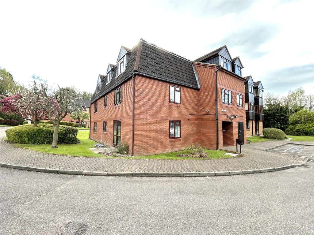 1 bed flat for sale in Crescent Dale, Shoppenhangers Road, Maidenhead, Berkshire SL6, £135,000