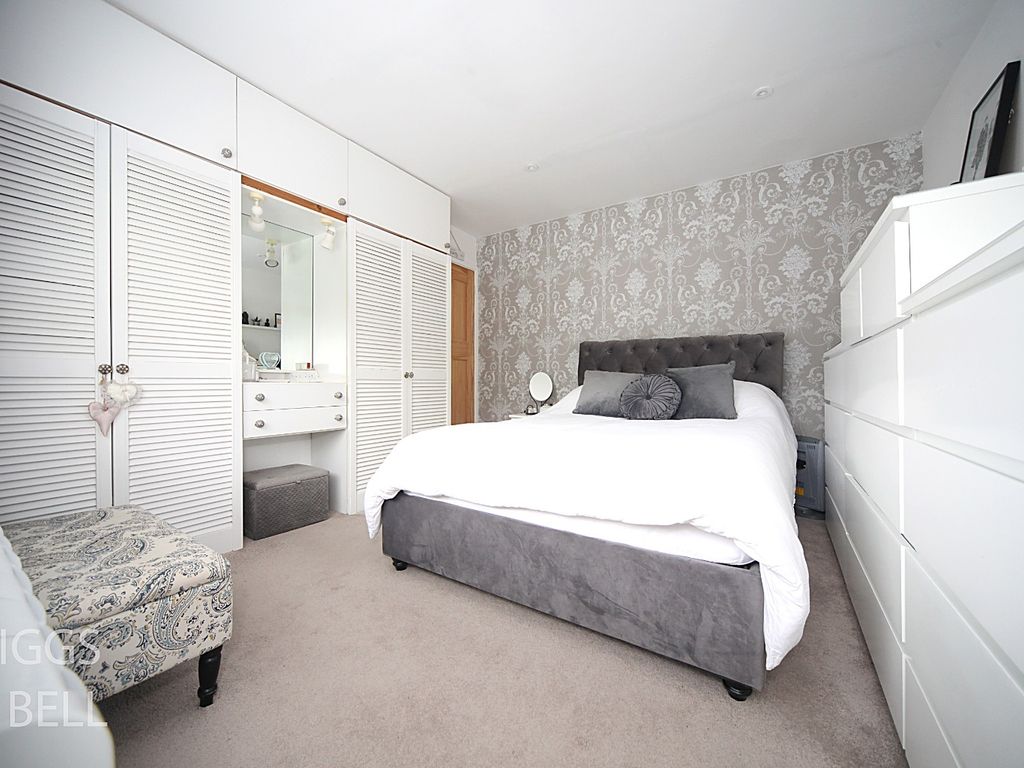 2 bed maisonette for sale in Birchen Grove, Luton, Bedfordshire LU2, £200,000