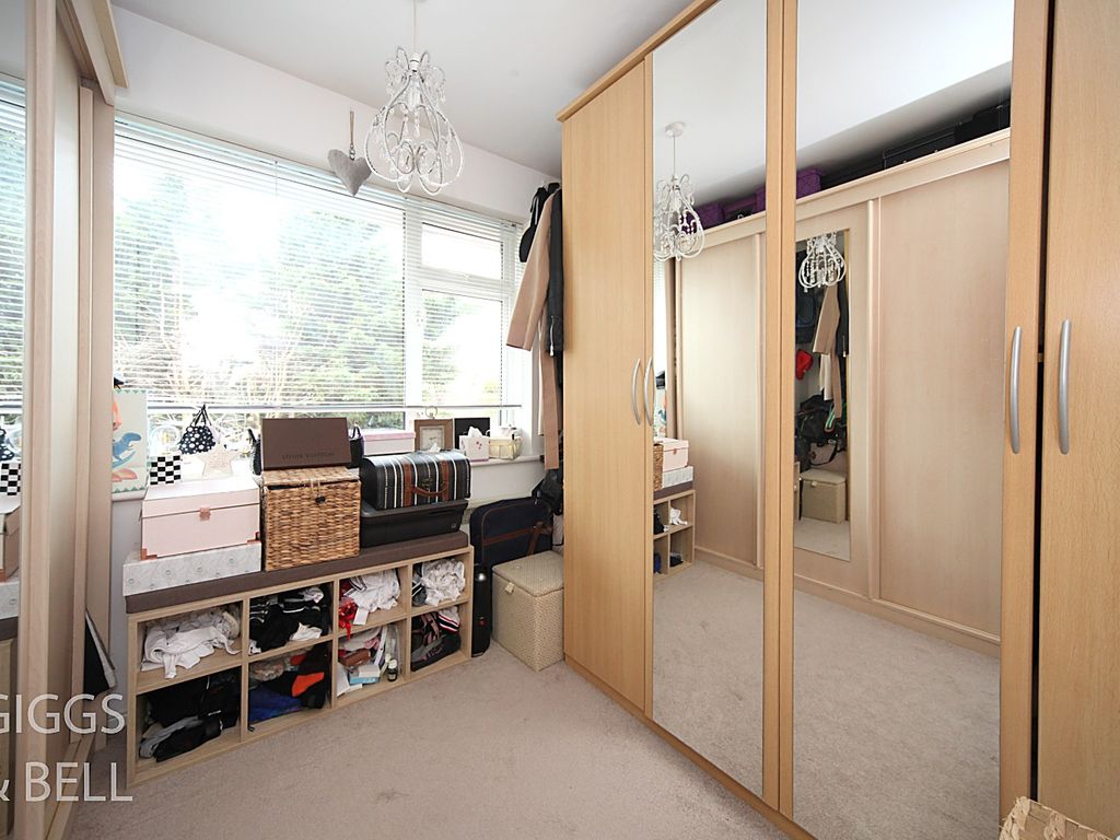 2 bed maisonette for sale in Birchen Grove, Luton, Bedfordshire LU2, £200,000