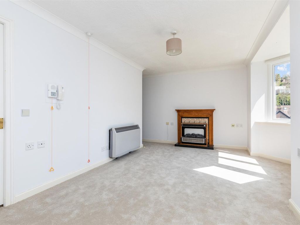 1 bed flat for sale in Cliffe High Street, Lewes BN7, £119,950