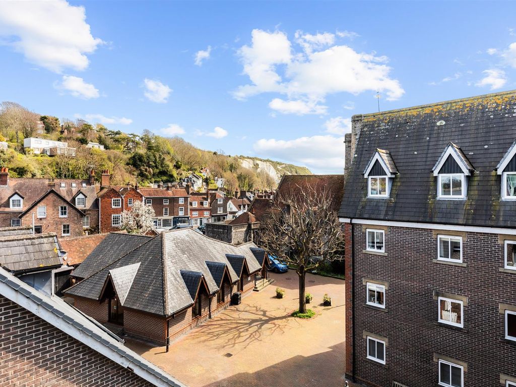 1 bed flat for sale in Cliffe High Street, Lewes BN7, £119,950