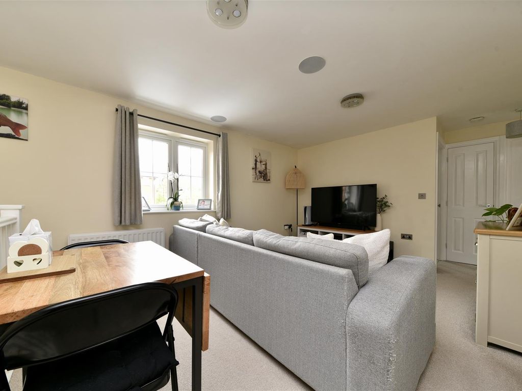 2 bed end terrace house for sale in Merrick Close, Stevenage SG1, £270,000