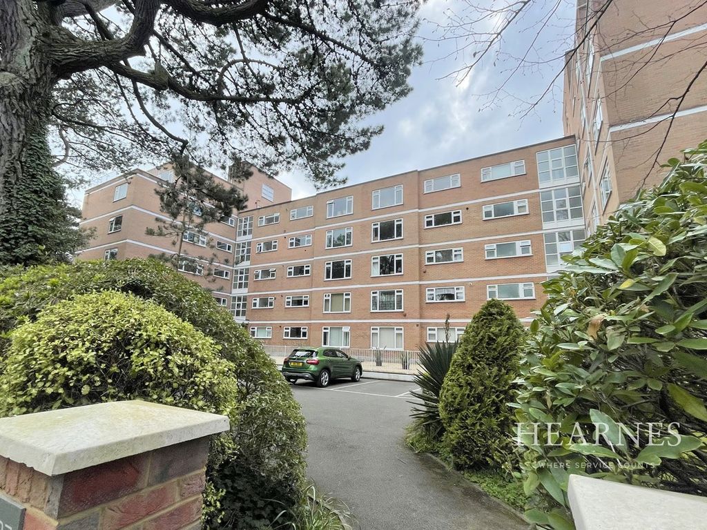 3 bed flat for sale in Dean Park Road, Dean Park, Bournemouth BH1, £300,000