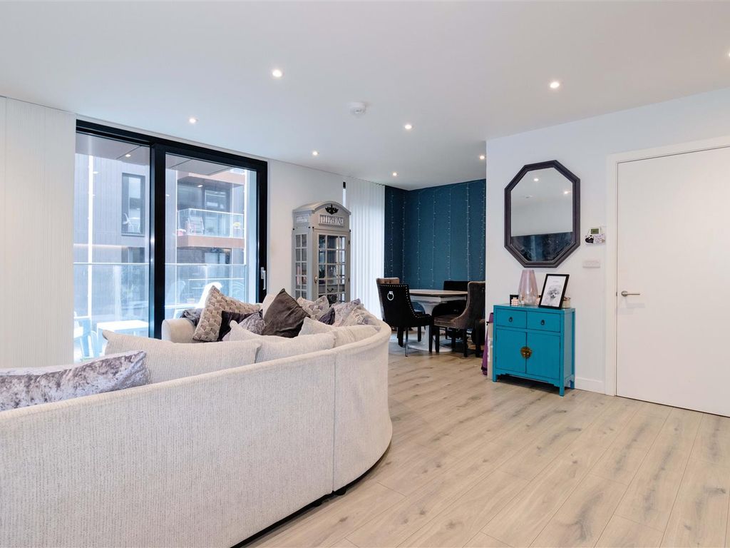 2 bed flat for sale in Circus Street, Brighton BN2, £96,250
