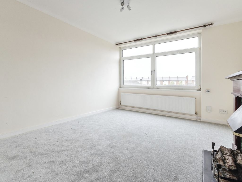 1 bed flat for sale in Shephall Way, Stevenage SG2, £140,000