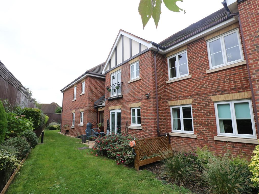1 bed flat for sale in Calcot Priory, Calcot, Reading RG31, £130,000