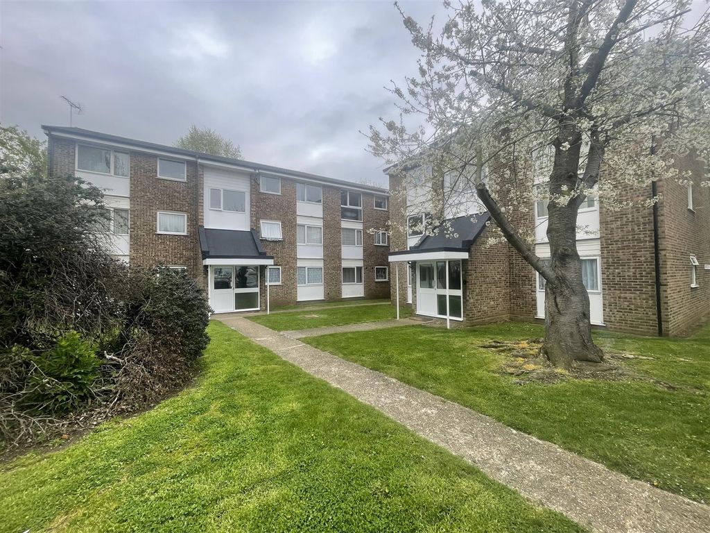 2 bed flat for sale in Queen Mary Court, Queen Mary Avenue, East Tilbury RM18, £180,000