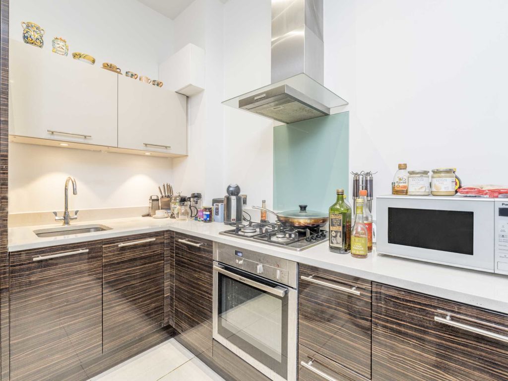 1 bed flat for sale in Langley Road, Surbiton KT6, £275,000