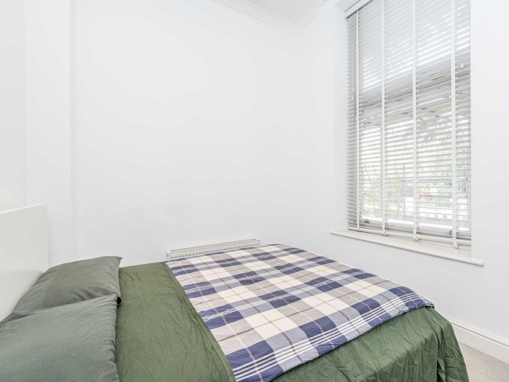 1 bed flat for sale in Langley Road, Surbiton KT6, £275,000