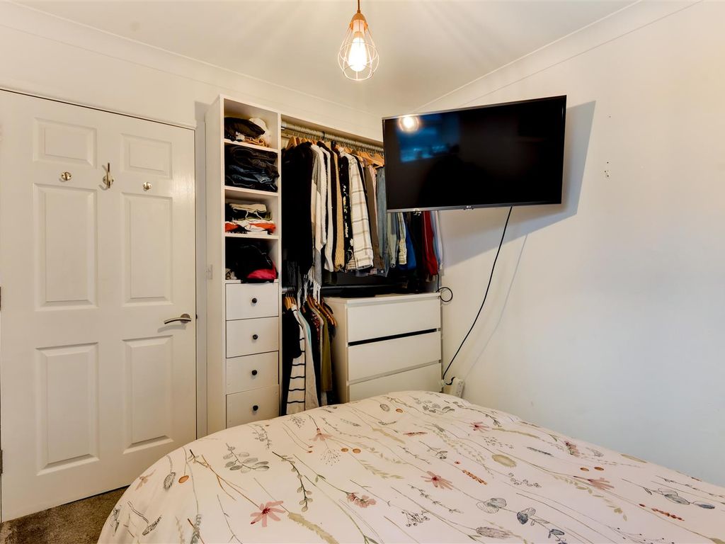 1 bed flat for sale in Ham Road, Worthing BN11, £190,000