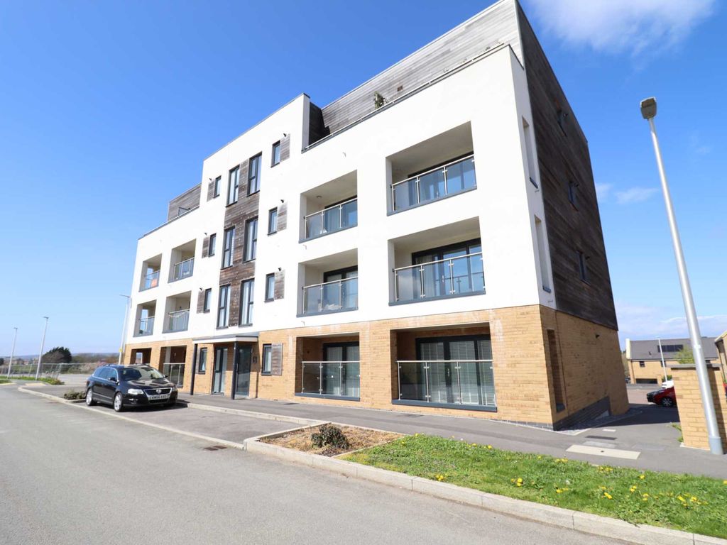 2 bed flat for sale in Cranwell Road, Locking Parklands BS24, £195,000