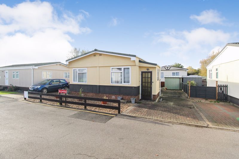 2 bed mobile/park home for sale in Folly Park, Clapham MK41, £100,000