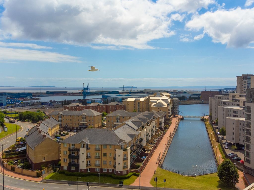 2 bed flat for sale in Adventurers Quay, Cardiff CF10, £260,000