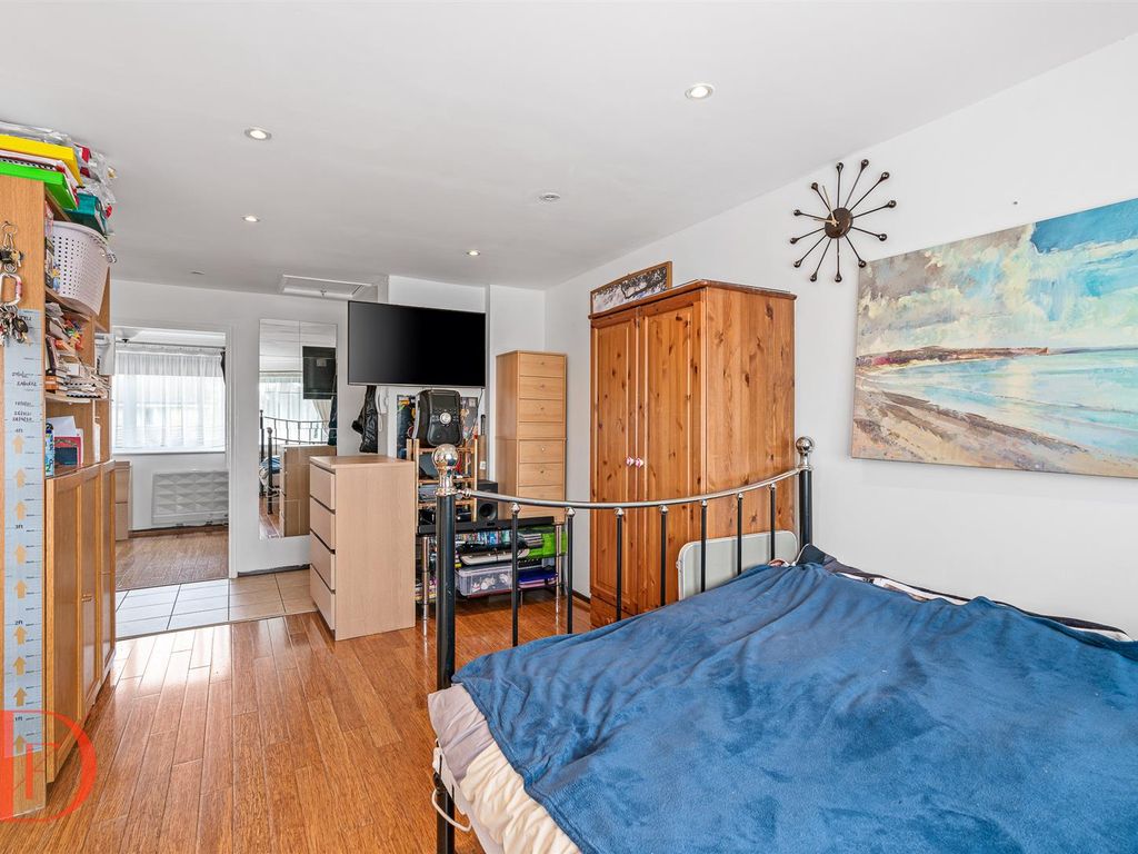 1 bed flat for sale in Swans Hope, Loughton IG10, £224,000