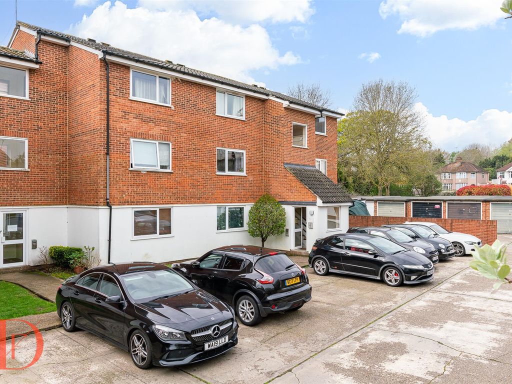 1 bed flat for sale in Swans Hope, Loughton IG10, £224,000