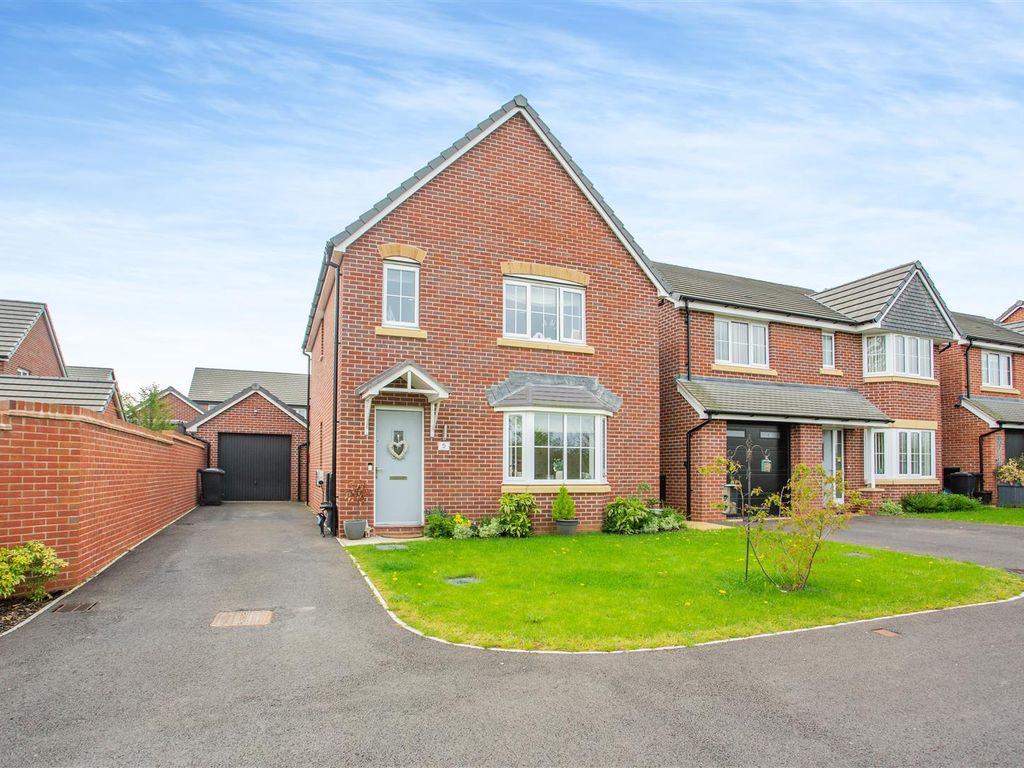 3 bed detached house for sale in School View, Newent GL18, £325,000