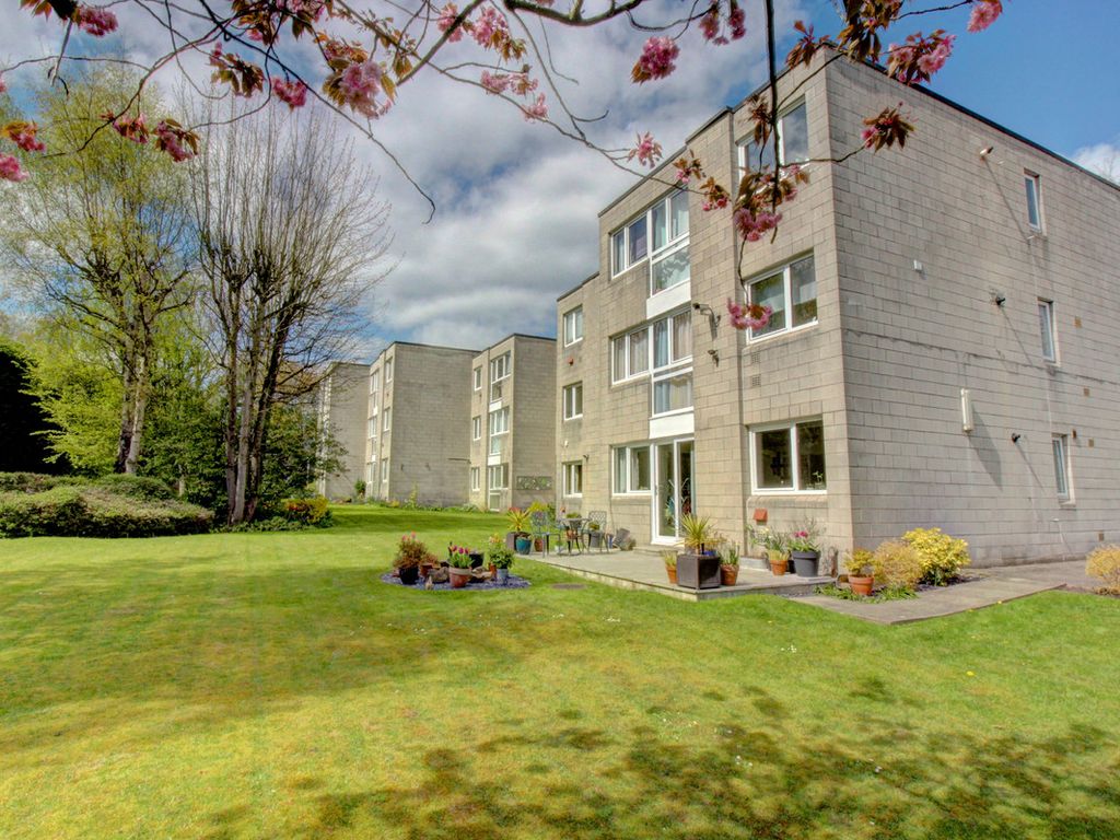 2 bed flat for sale in Lawns Hall Close, Leeds LS16, £150,000