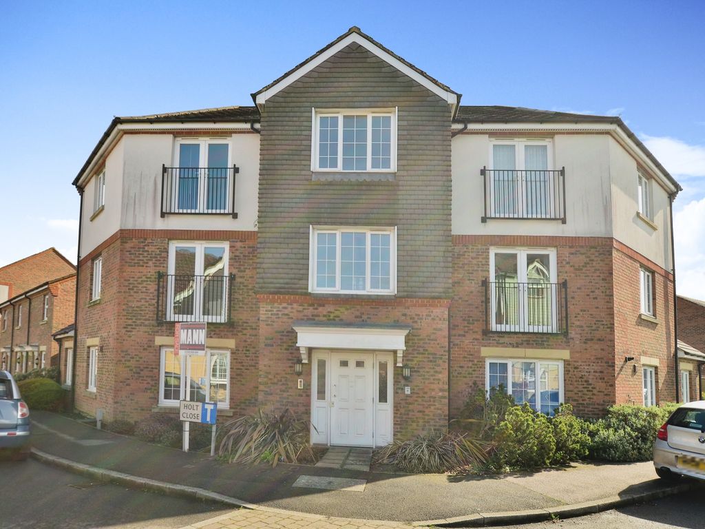 1 bed flat for sale in Holt Close, Ashford TN23, £150,000