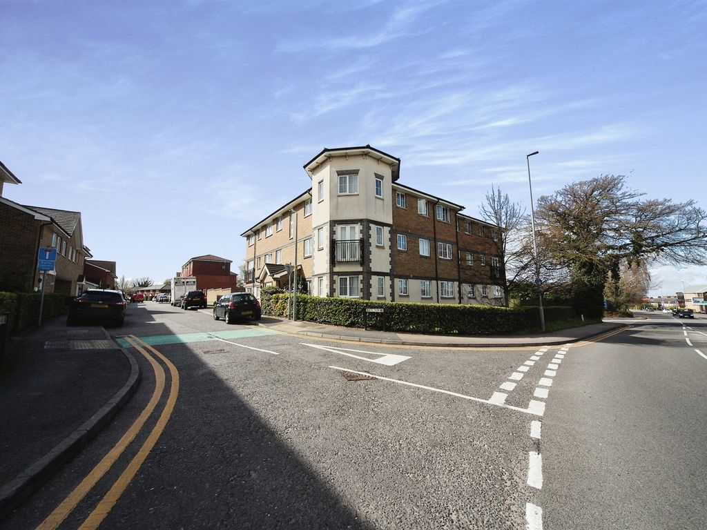 2 bed flat for sale in Kiln Way, Dunstable LU5, £180,000