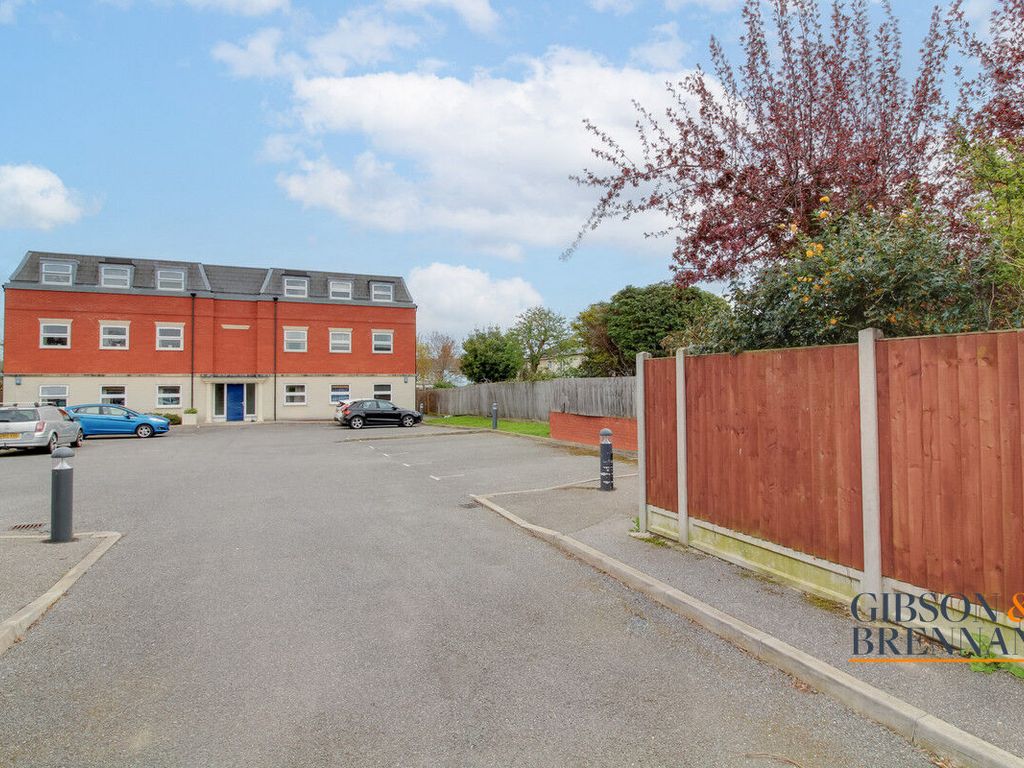 2 bed flat for sale in Saffron Drive, Wickford SS11, £225,000