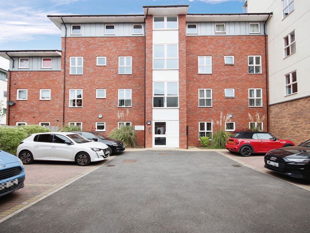 2 bed flat for sale in Kingfisher Close, Warwick CV34, £62,500