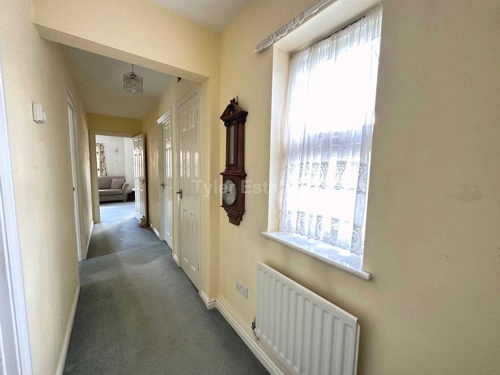 2 bed flat for sale in Bridge Street, Noak Bridge SS15, £240,000