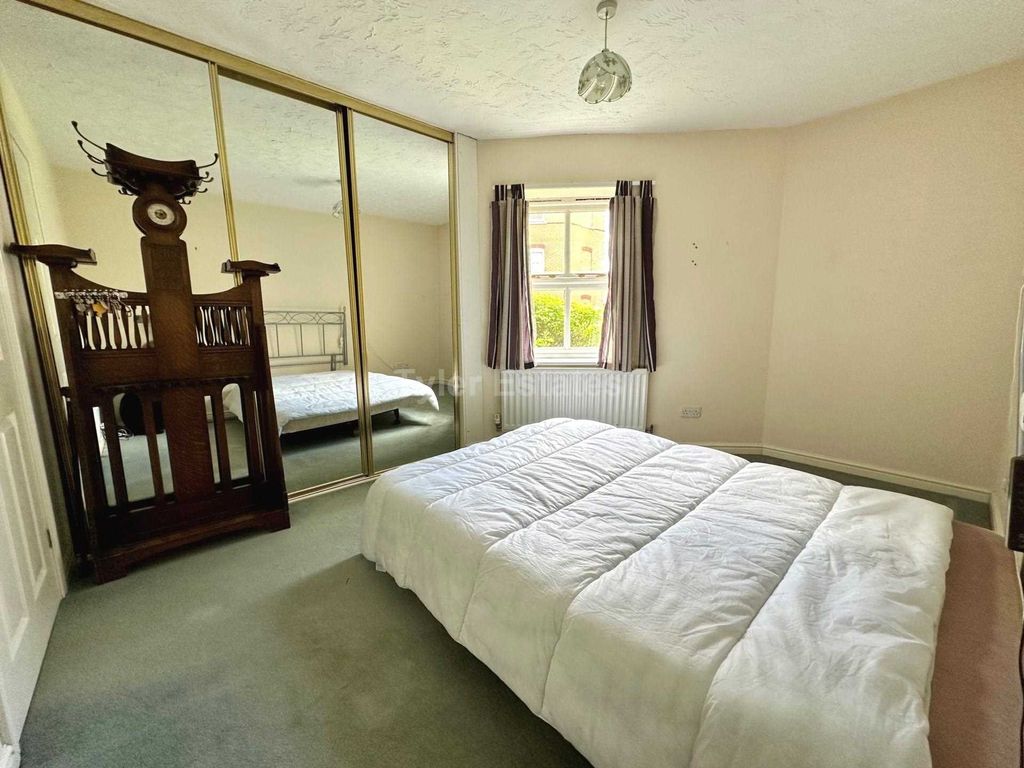 2 bed flat for sale in Bridge Street, Noak Bridge SS15, £240,000
