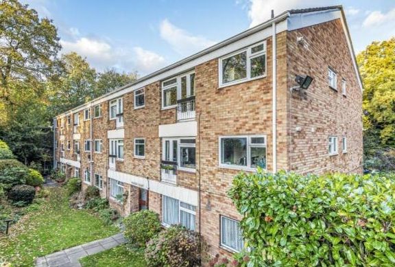 2 bed flat for sale in Grasmere Road, Bromley BR1, £300,000