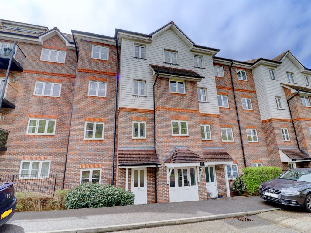 2 bed flat for sale in Aspen Court, Freer Crescent, High Wycombe, Buckinghamshire HP13, £230,000