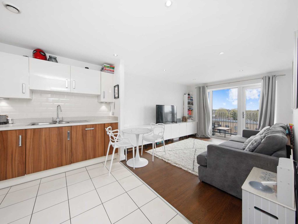 1 bed flat for sale in Leyton Green Road, Leyton E10, £300,000