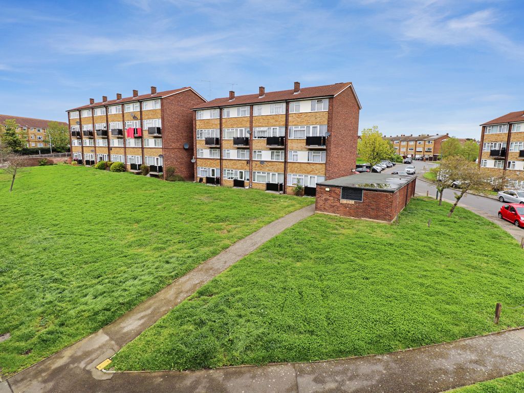 2 bed maisonette for sale in Rutland Gate, Belvedere DA17, £230,000