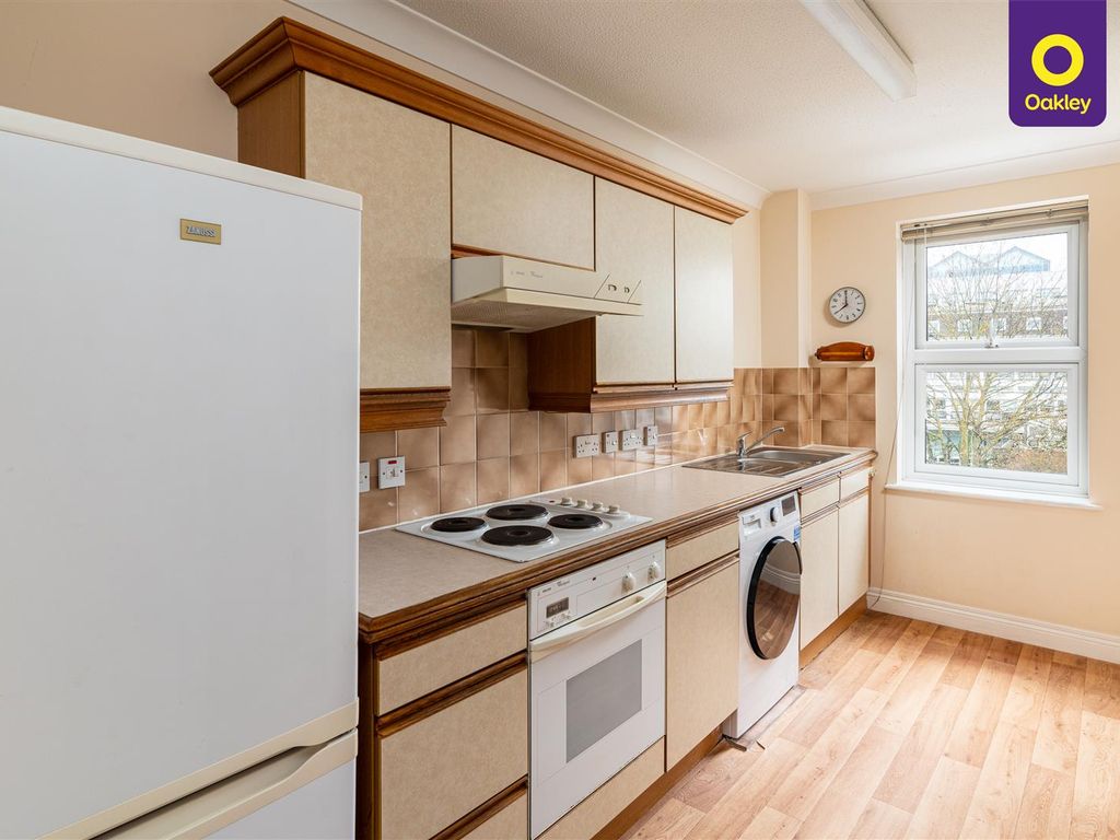 2 bed flat for sale in Pavilion Court, William Street, Brighton BN2, £210,000