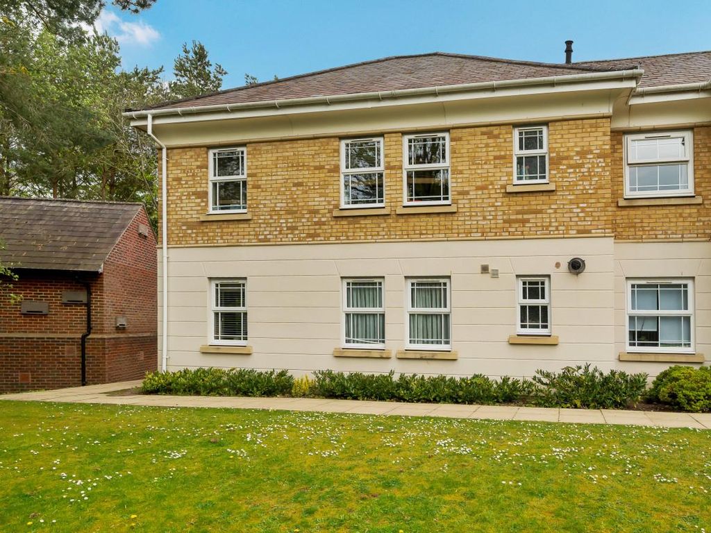 1 bed flat for sale in Brock Close, Deepcut, Camberley GU16, £190,000