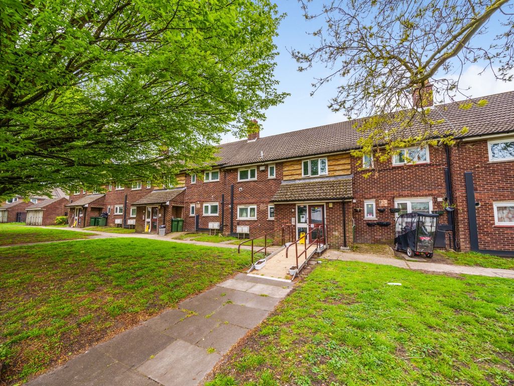 1 bed flat for sale in Strongbow Crescent, London SE9, £220,000