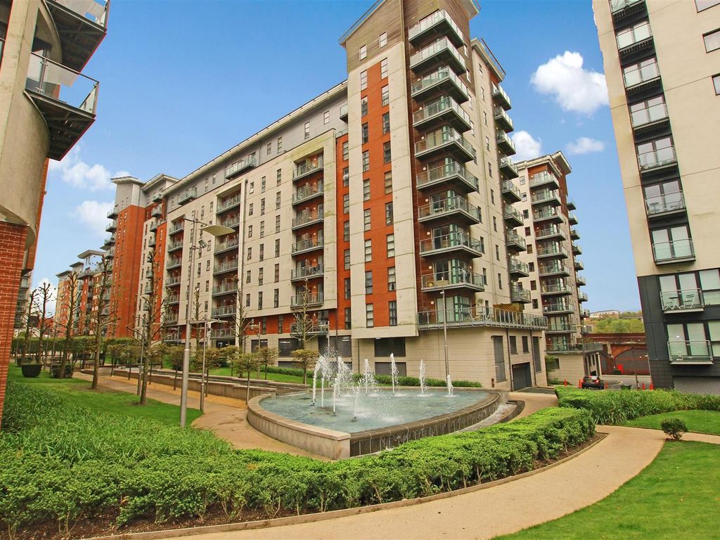 2 bed flat for sale in Fernie Street, Manchester M4, £240,000