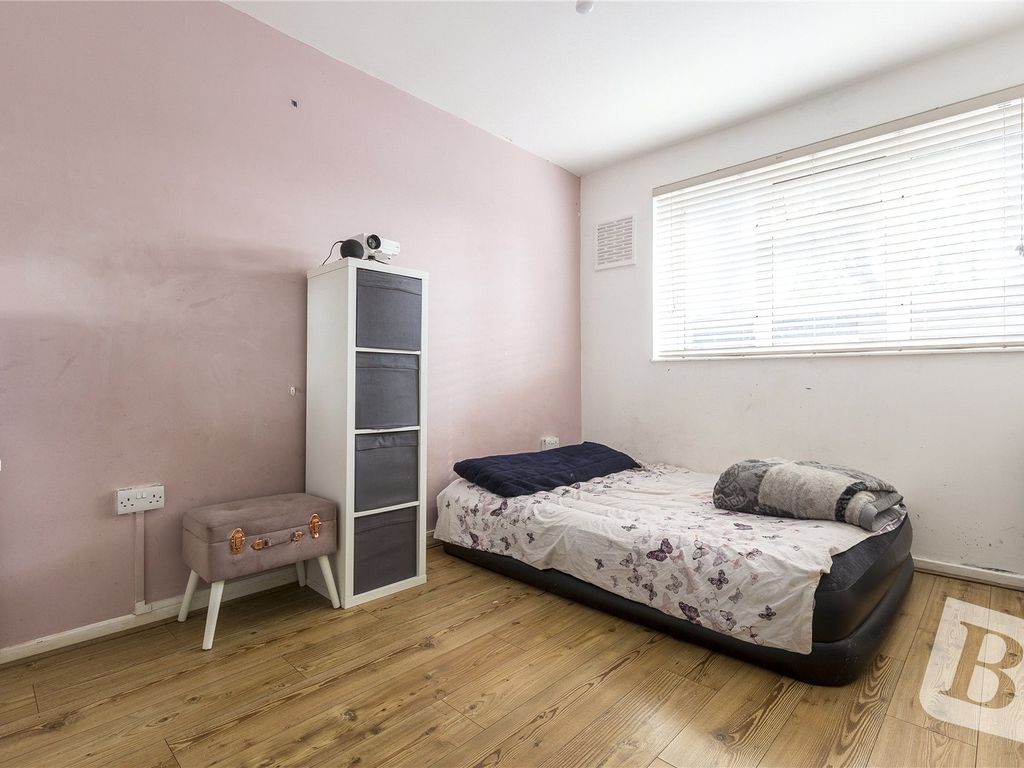 3 bed flat for sale in Henderson House, Kershaw Road, Dagenham RM10, £200,000