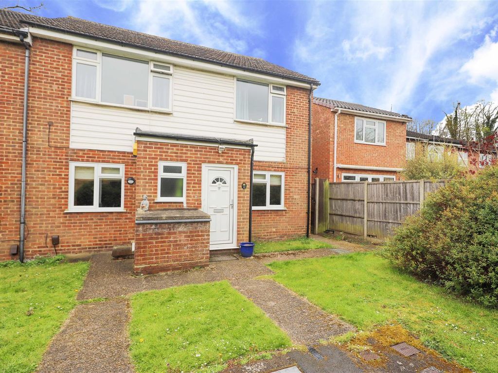 2 bed maisonette for sale in Sargeant Close, Uxbridge UB8, £300,000