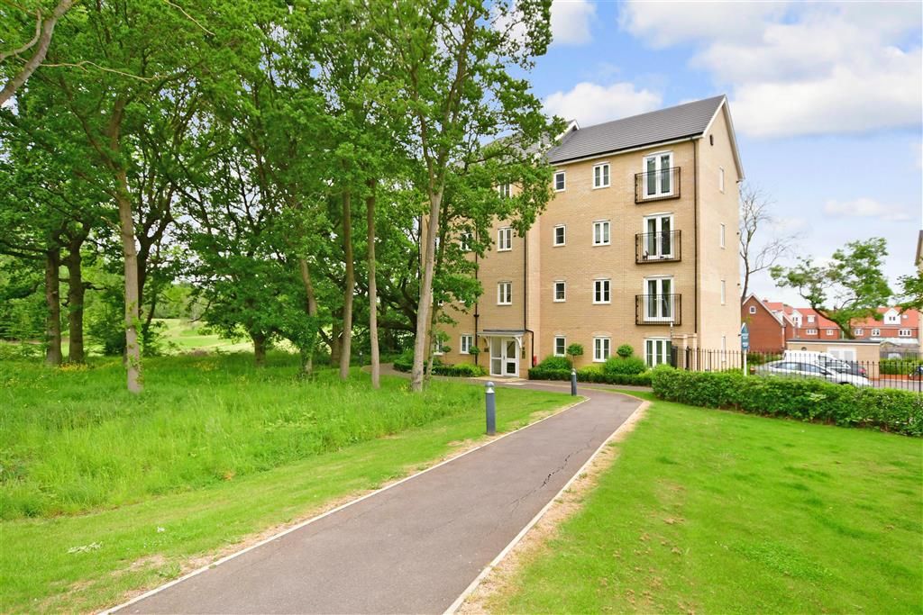 2 bed flat for sale in Periwinkle Gardens, Chigwell, Essex IG7, £300,000
