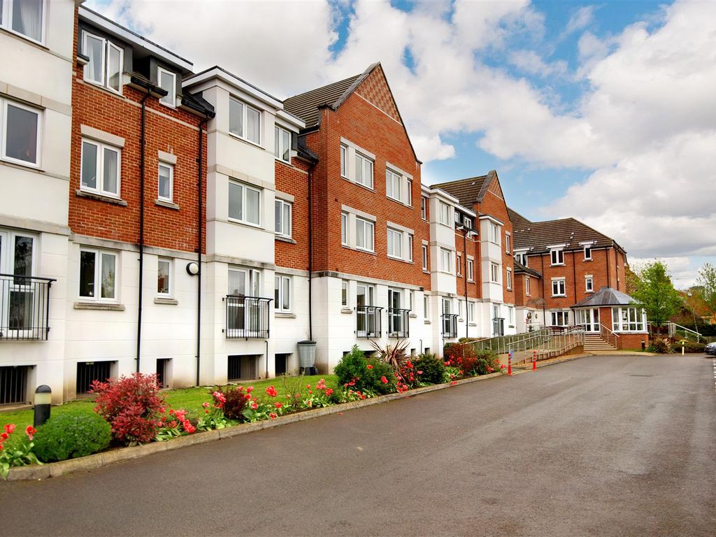 1 bed flat for sale in Abbotsmead Place, Caversham, Reading RG4, £240,000