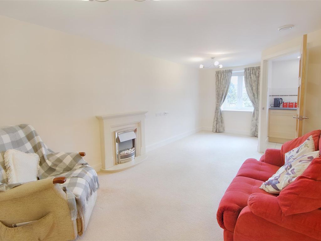 1 bed flat for sale in Abbotsmead Place, Caversham, Reading RG4, £240,000