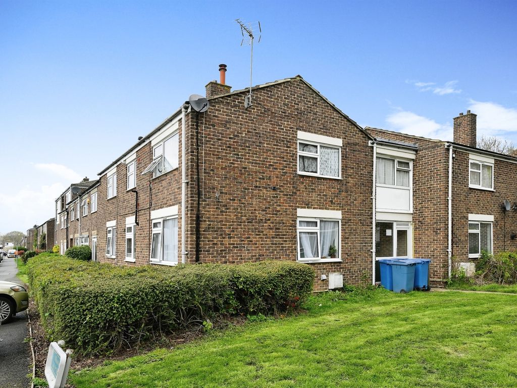 2 bed flat for sale in Willowfield, Harlow CM18, £210,000