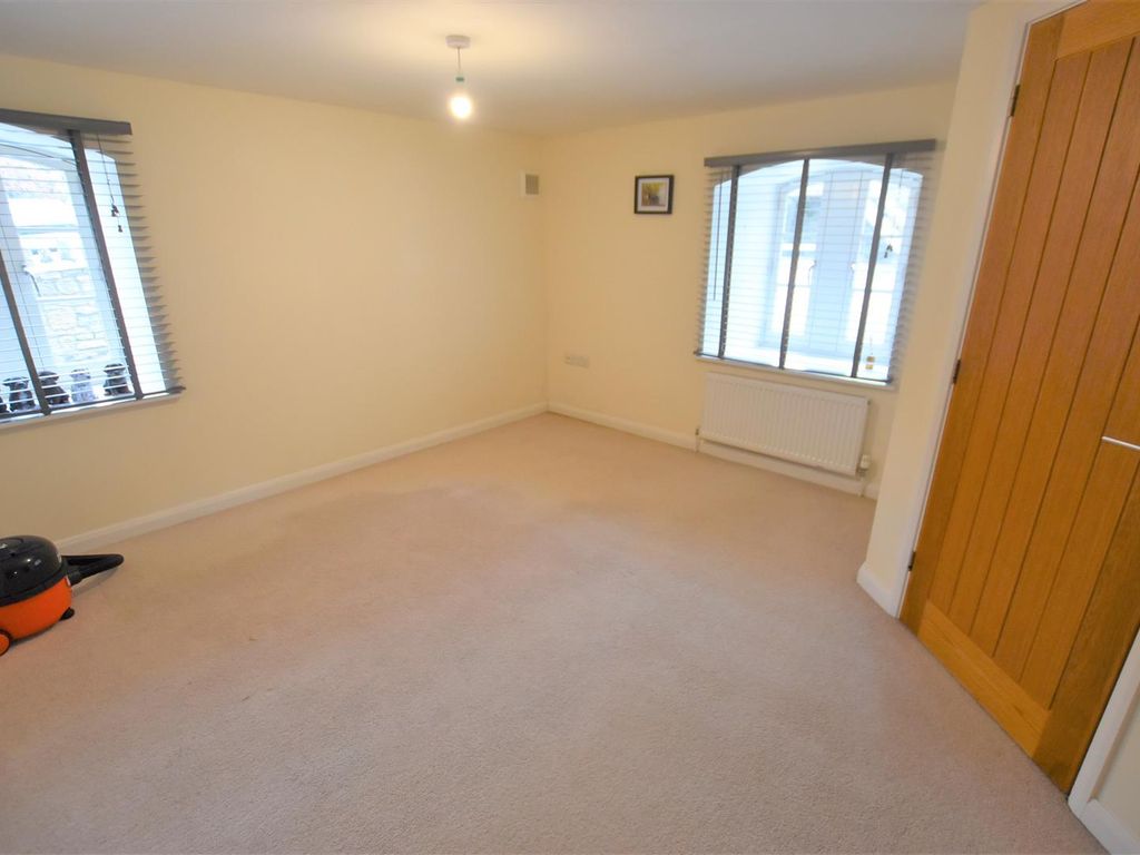 2 bed flat for sale in High Street, Oakhill, Radstock BA3, £199,950