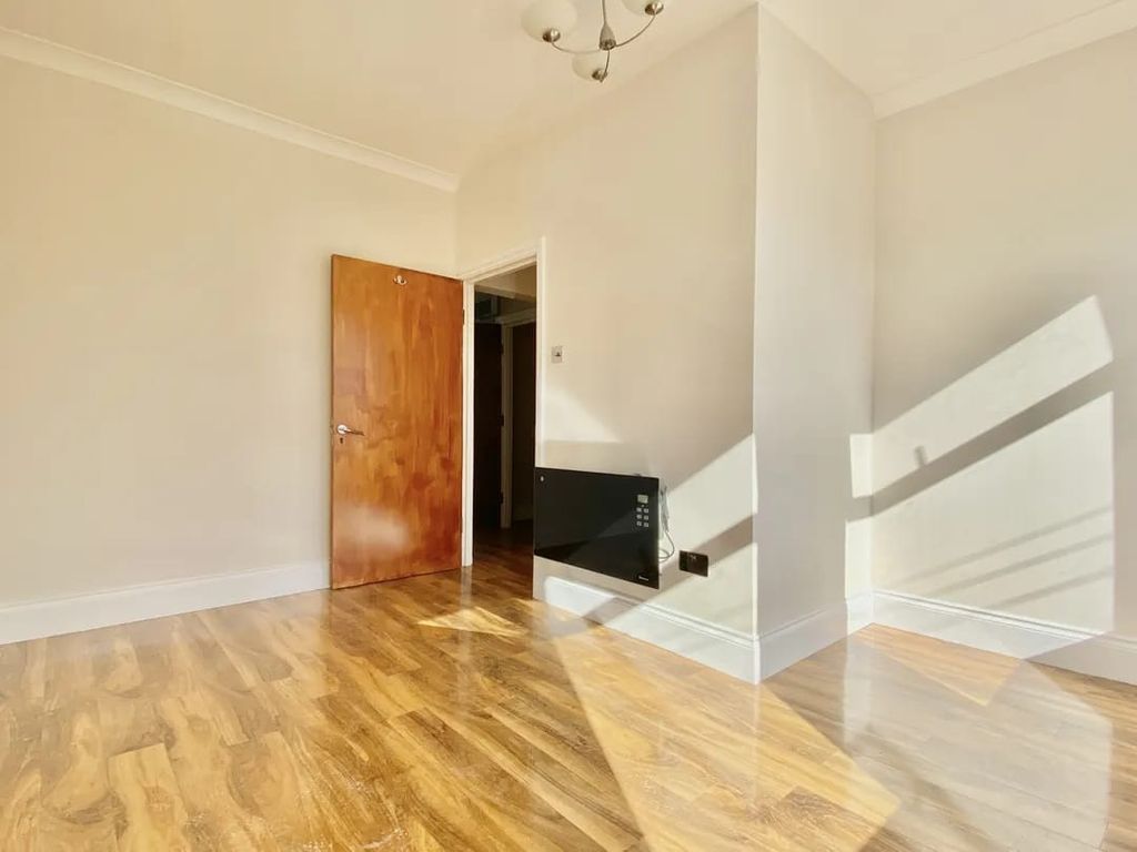 2 bed flat for sale in Trafford, Thornton Heath CR7, £247,000