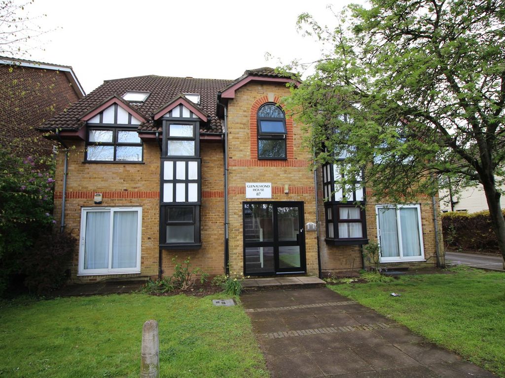 2 bed flat for sale in Stanwell Road, Ashford TW15, £285,000