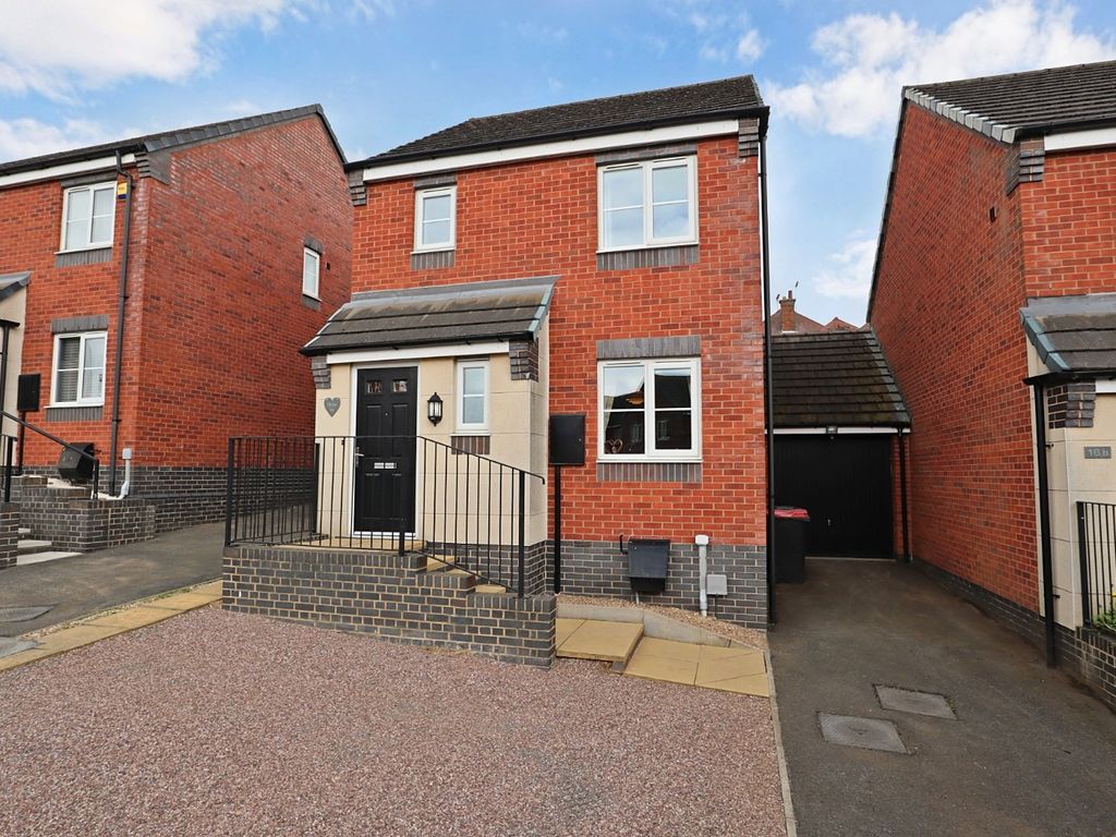 3 bed detached house for sale in Bluebell Close, Hartshill, Nuneaton CV10, £270,000