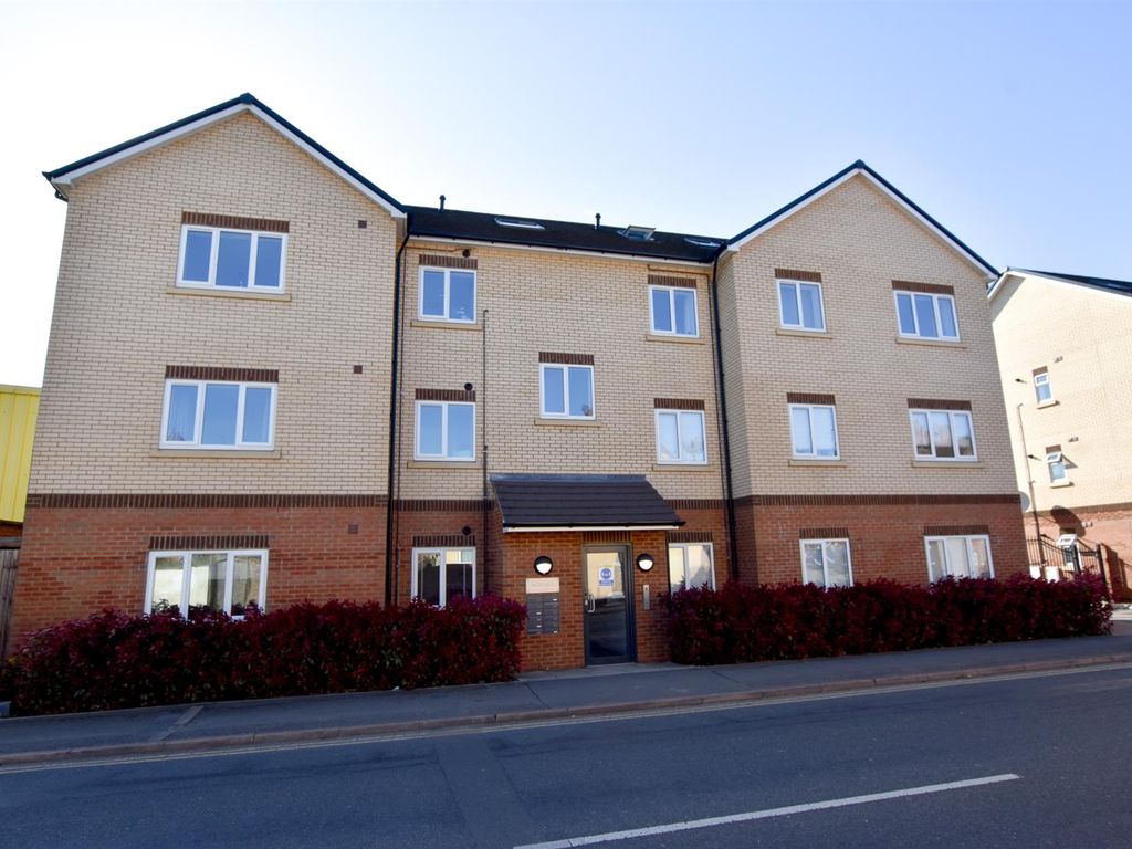 2 bed flat for sale in St. Andrews Road, Northampton NN2, £164,995